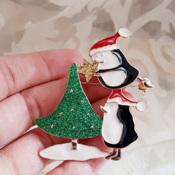 Vintage enamel Christmas tree and penguins brooch - Picture 4 of 10
